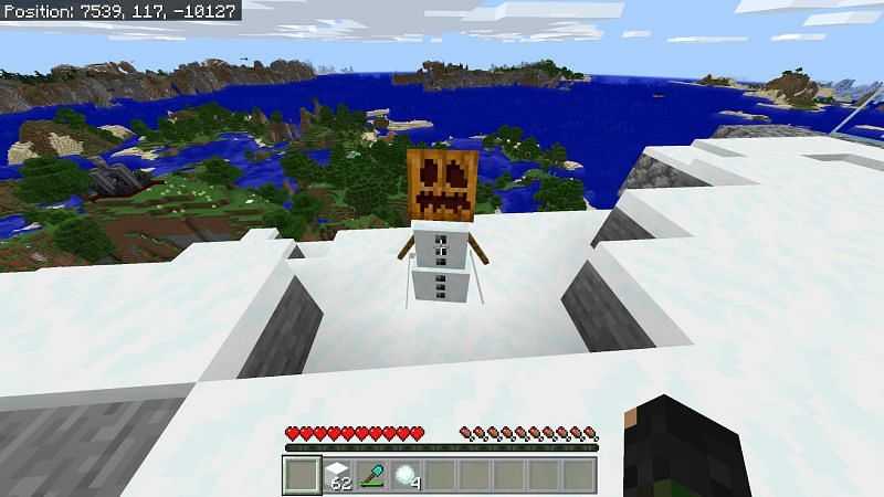 Как только вы соберете снег и подготовите тыкву, вы можете создать снежного голема из 2 снежных блоков и тыквы сверху.