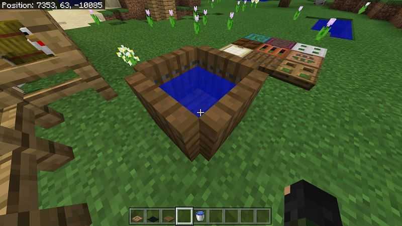В то время как бочки являются настоящими блоками в Minecraft, вы можете использовать люки, чтобы сделать бочку, которая очень похожа на бочку, полную воды.