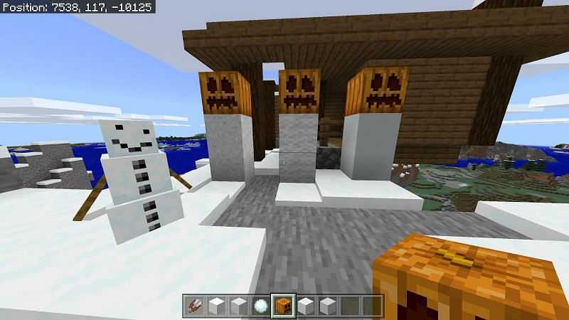 На изображении ниже показаны три разных снеговика, которых вы можете слепить в качестве украшения для своего двора. 
